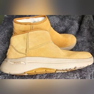 Ladies Tan Suede Archfit Skechers w/Faux Fur/New/ Size 5.5 /See description
